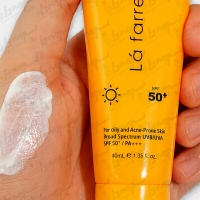 کرم ضد آفتاب و ضد لک بی رنگ مخصوص پوست چرب و مستعد آکنه +SPF50 لافارر