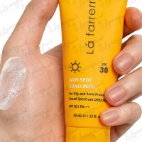 کرم ضد آفتاب و ضد لک بی رنگ مخصوص پوست چرب و مستعد آکنه SPF30 لافارر